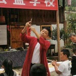 “一树花开公益学校”在贵阳市下坝布依村寨开班