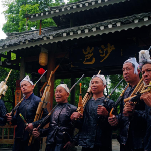 岜沙苗寨上演文化盛宴：传统成人礼与潮流村 T 秀共谱民族新篇