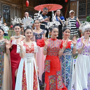 贵州云峰屯堡“村T”大秀上演：时尚跃动六百年古巷  民族共绘融合新画卷